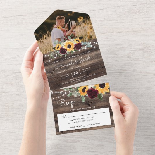 Sunflower Burgundy Rozen Rustic Wood Foto Weddensc All In One Uitnodiging (Afscheurbaar)