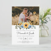 Sunflower Dusty Blue Rustic Photo Wedding Kaart (Staand voorkant)