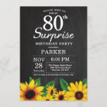 Sunflower Surprise 80th Birthday Invitation Kaart<br><div class="desc">Zonnebloem Verrassend 80th Birthday Uitnodiging. Floral Flowers en Chalkboard Background landretro. Vrouwendag. 12e 13e 15e 16e 18e 21e 30e 40e 50e 60e 70e 90e 100e, om het even welke leeftijd. Afdrukbaar digitaal. Voor verdere aanpassing, te klikken gelieve de knoop "van de Aanpassing het"en ons ontwerphulpmiddel te gebruiken om deze sjabloon...</div>