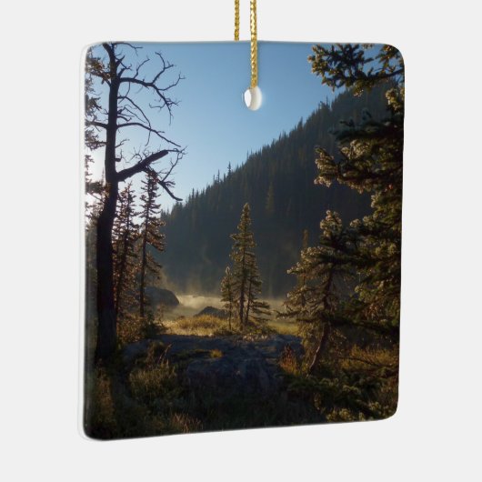 Sunlit Frosted Pine Trees at Dream Lake Keramisch Ornament (Rechts)