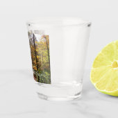 Sunlit Herfst Trail in Laurel Hill State Park Shot Glas (Rechts)