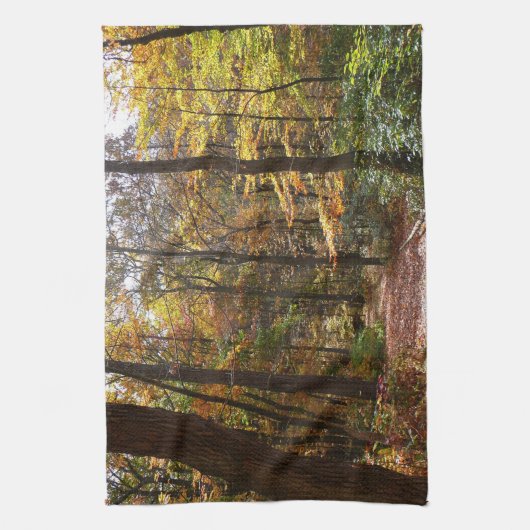 Sunlit Herfst Trail in Laurel Hill State Park Theedoek (Verticaal)