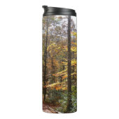 Sunlit Herfst Trail in Laurel Hill State Park Thermosbeker (Geroteerd rechts)