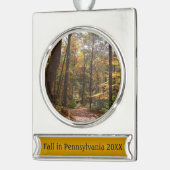 Sunlit Herfst Trail in Laurel Hill State Park Verzilverd Banner Ornament (Links)