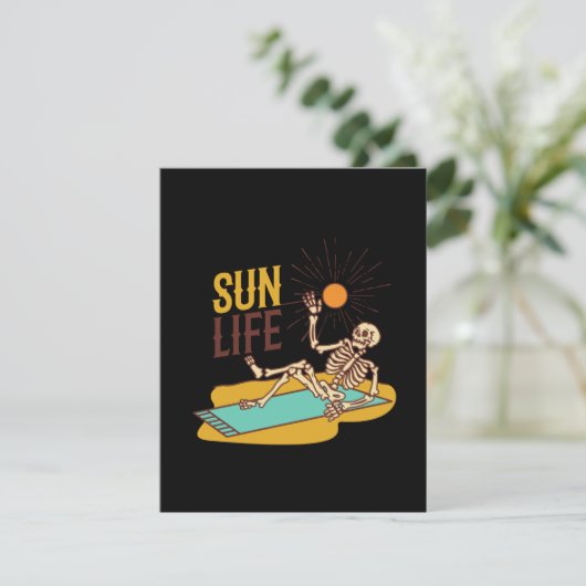Sunning Skeleton Ontspannen in de zon op een Feestdagenkaart (Staand voorkant)