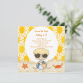 Sunny Beach Boy in the Sand Birthday Invitation Kaart (Staand voorkant)