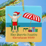 Sunny Beach Santa Claus Cute Custom Kerstmis Keramisch Ornament<br><div class="desc">Deze schattige kerstdagen in juli maken een perfecte zomerfeestdag voor een strandbassin of een poolverzameling. Maak het een leuke noordpool, de extravaganza met de kerstman in zijn zwembroek naast een rode en witte gestreept strandparaplu en cadeautjes. Ik heb de heer Klaus nog nooit eerder in een badpak gezien! De groene...</div>