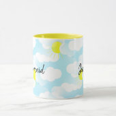 Sunny Blue Summer Sky met Clouds Bridesmaid Name Mok (Midden)
