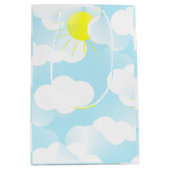 Sunny Blue Summer Sky met wolken Medium Cadeauzakje (Voorkant)