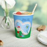 Sunny Christmas Santa Claus Custom Pool Party Papieren Bekers<br><div class="desc">Deze leuke kerst in juli papieren beker maakt een perfecte zomer party decor voor een zwembad bijeenkomst. Maak er een leuke Noordpool thema extravaganza van met de Kerstman in zijn zwembroek naast een koel zwembad en duikplank. Jolly Saint Nick is getekend in een rood badpak op deze coole blauwe borden....</div>