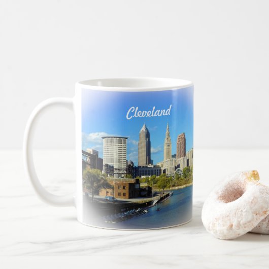 Sunny Cleveland River Skyline Koffiemok (Met donut)