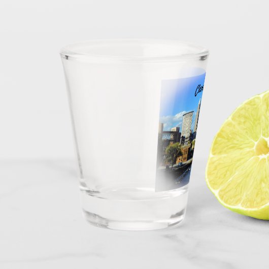 Sunny Cleveland River Skyline Shot Glas (Links)