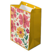 Sunny Garden: Pink Daisy & Heart Botanical Pattern Medium Cadeauzakje (Achterkant Gekanteld)