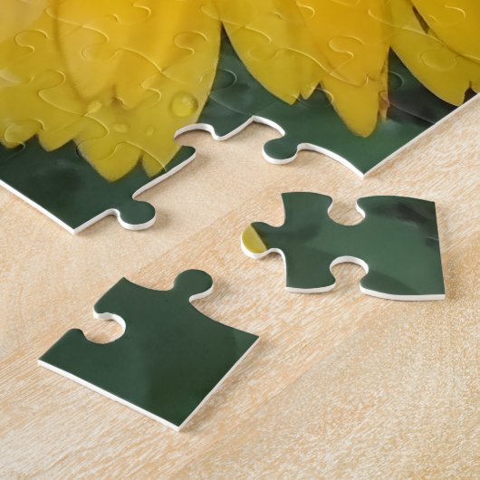 Sunny Marigold Bloom with Tiny Visitor Legpuzzel (Zijkant)