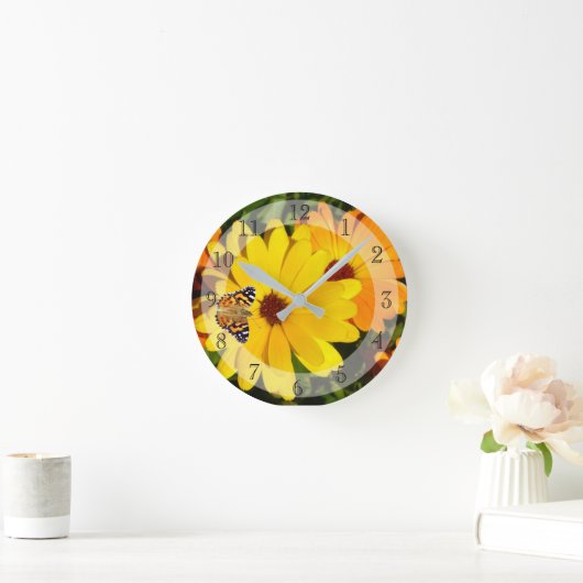 Sunny Marigolds and Butterfly Ronde Klok (Huis)