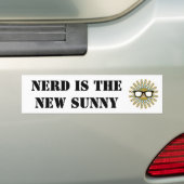 Sunny Nerd Glasses + je rug. en ideeën Bumpersticker (Op auto)
