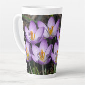 Sunny Paarse Crocuses Latte Mok (Linkerhoek)