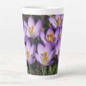 Sunny Paarse Crocuses Latte Mok (Voorkant)