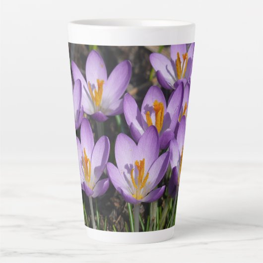 Sunny Paarse Crocuses Latte Mok (Voorkant)