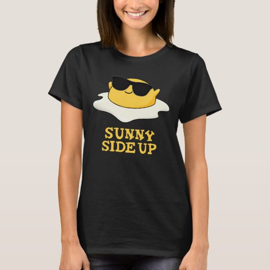 Sunny Side Up Grappig Gebakken Ei Pun Donker BG T-shirt (Voorkant)