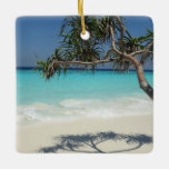 Sunny Tropical Beach Ocean Paradise Keramisch Ornament<br><div class="desc">Een ornament met een mooie zonnige foto. Turquoise tropische blauwe oceaanwateren,  met een wit zandig strand. Een solo tropische boom biedt een mooie plek om te ontspannen en van deze schilderachtig idyllische plek te genieten.</div>