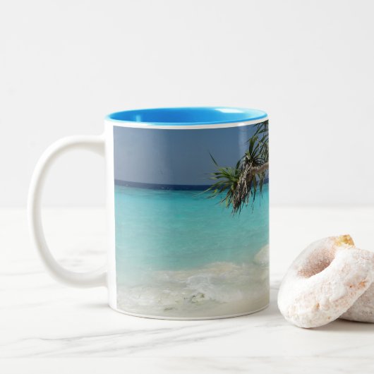 Sunny Tropical Beach Ocean Paradise Tweekleurige Koffiemok (Met donut)