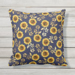 Sunny Yellow Gold Navy Sunflower Leaves Pattern Buitenkussen<br><div class="desc">Dit elegante en kische florale patroon is perfect voor het zomerseizoen. Het is voorzien van een geel en bruin waterverf geschilderd zonnebloempatroon met nepbedrukte gouden folie bladeren bovenop een eenvoudige marinesblauwe achtergrond. Deze afdruk is trendy, land en modern. ***BELANGRIJKE NOTA VAN HET ONTWERP: Voor om het even welk verzoek van...</div>