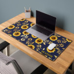 Sunny Yellow Gold Navy Sunflower Leaves Pattern Bureaumat<br><div class="desc">Dit elegante en chique bloemmotief is perfect voor het zomerseizoen. Het heeft een geel en bruin waterverf beschilderd zonnebloempatroon met faux bedrukte gouden folie bladeren op de top van een eenvoudige marineblauwe achtergrond. Deze print is trendy,  landelijk en modern.</div>