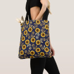 Sunny Yellow Gold Navy Sunflower Leaves Pattern Tote Bag<br><div class="desc">Dit elegante en chic florale patroon is perfect voor het zomerseizoen. het is voorzien van een geel en bruin waterverf geverfd zonnebloempatroon met kunstmatig bedrukte goudfolie op een eenvoudige blauw marineschoolachtergrond . Deze afdruk is trendy, land en modern. ***BELANGRIJKE ONTWERPNOOT: Voor om het even welk verzoek van het douaneontwerp zoals...</div>