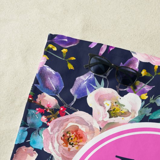 Sunrise Boho Floral Pink en Navy Monogram Strandlaken (In situ)