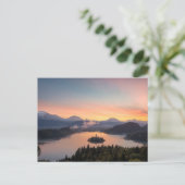 Sunrise boven briefkaart van het Bled-meer (Staand voorkant)