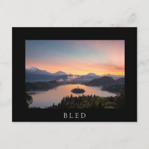 Sunrise boven het zwarte briefkaart van het meer