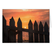 Sunrise door een hek