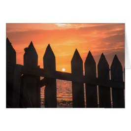 Sunrise door een hek