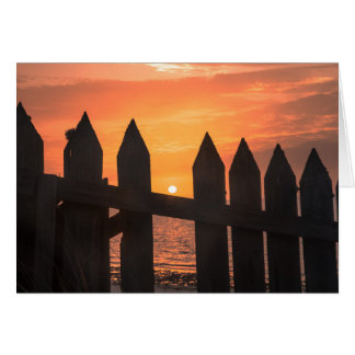 Sunrise door een hek