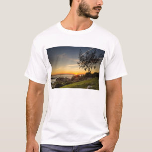 Sunrise on the Beach Armação , Brazilië T-shirt