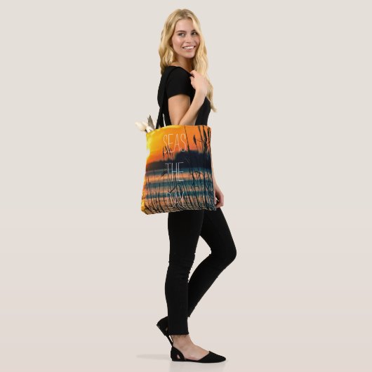 Sunrise Zeeen de dag Quote Tote Bag (Op model)