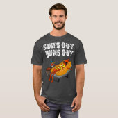 Suns Out Hot Dog Buns Out Funny Sause BBQ Food T-shirt (Voorkant volledig)