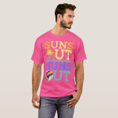Suns Out Pistolen uit Beachvolleybal T-shirt (Voorkant volledig)