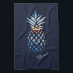 Sunset Beach Pineapple Custom Housewarming Host Theedoek<br><div class="desc">Een zonsonderstrand en de ananas van de horizon, die een kalme oceaan tonen. Ideaal voor zomerbruiloften, douches en feestelijkheden! TIP - Maak dit vast met overeenkomende objecten zoals de fles en koelboxxen in dit collectie. Voeg jouw naam of de naam van de gast toe door hierboven op de button Personaliseren...</div>