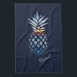Sunset Beach Pineapple Custom Housewarming Host Theedoek<br><div class="desc">Een zonsonderstrand en de ananas van de horizon, die een kalme oceaan tonen. Ideaal voor zomerbruiloften, douches en feestelijkheden! TIP - Maak dit vast met overeenkomende objecten zoals de fles en koelboxxen in dit collectie. Voeg jouw naam of de naam van de gast toe door hierboven op de button Personaliseren...</div>