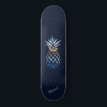 Sunset Beach Pineapple Custom Persoonlijk Skateboard<br><div class="desc">Een zonsonderstrand en de ananas van de horizon, die een kalme oceaan tonen. TIP - Maak dit vast met overeenkomende objecten zoals de fles en koelboxxen in dit collectie. Voeg jouw naam of de naam van de gast toe door hierboven op de button Personaliseren te klikken. U kunt de achtergrondkleur...</div>