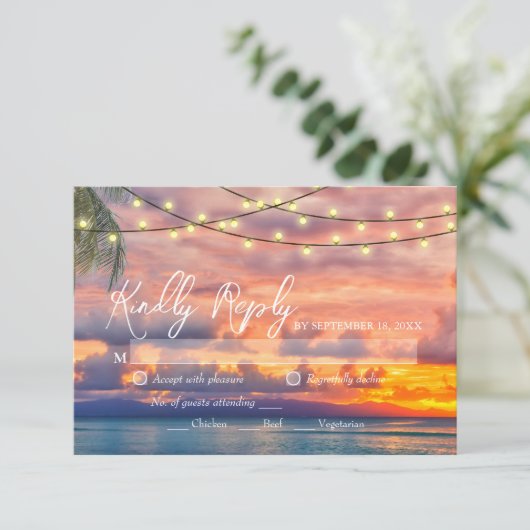 Sunset Beach String Lights Wedding RSVP Kaart (Staand voorkant)