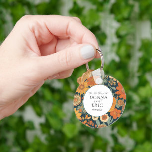 Sunset Blooms: 70's Oranje Bloemen Huwelijk Sleutelhanger