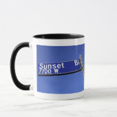 Sunset Boulevard-teken tegen een blauwe hemel Mok (Links)