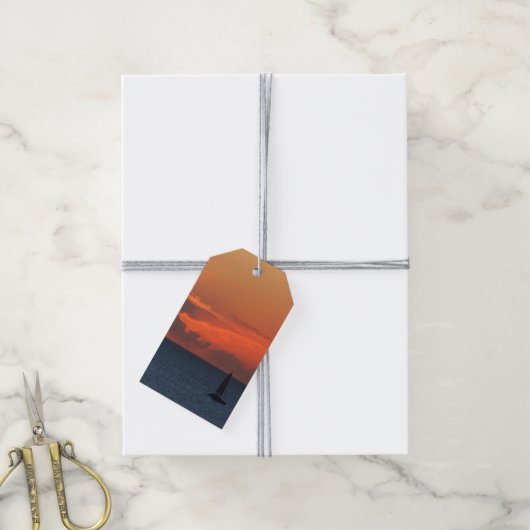 Sunset Clouds and Sailboat Seascape Cadeaulabel (Met Touw)