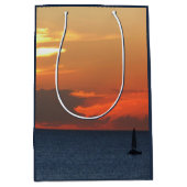 Sunset Clouds and Sailboat Seascape Medium Cadeauzakje (Voorkant)