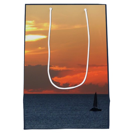 Sunset Clouds and Sailboat Seascape Medium Cadeauzakje (Achterkant)