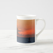 Sunset Clouds and Sailboat Seascape Porselein Kop (Rechts)