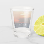 Sunset Clouds and Sailboat Seascape Shot Glas (Achterkant)